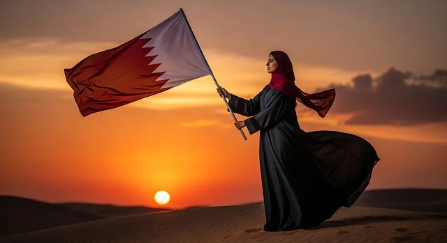 إحياء ذكرى عيد الاستقلال 15 آب 1971، الاحتفال باليوم الوطني البحريني 16 ديسمبر، إمرأة عربية خليجية بحرينية ترتدي الزي التقليدي تمسك علم البحرين، أعلام الدول العربية، رموز وثقافات وطنية, حب الوطن والانتماء إليه