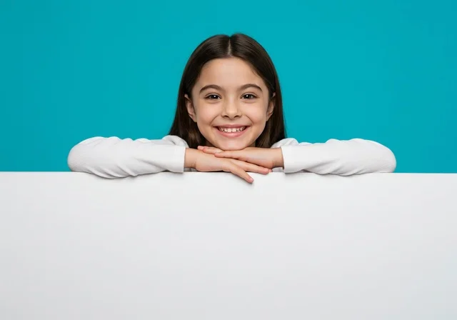 التفاعل و المتعة و التسلية ، بورتريه لفتاة عربية خليجية سعودية مبتسمة ترتدي الزي الكاجوال تنظر إلى الكاميرا بإيماءات السرور، خلفية زرقاء وبيضاء