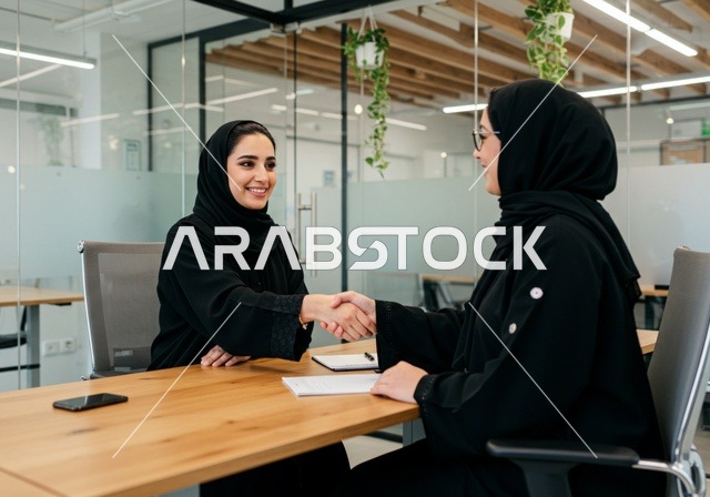 عقد صفقات عمل جديدة ناجحة بين سيدات الاعمال صداقات وتعارف وبناء علاقات اجتماعية بين الموظفات، الشراكة في الأعمال والمشاريع،سيدتان عربيتان خليجيتان سعوديتان تقومان بمصافحة بعضهما، توسيع مجالات العمل، مهن و وظائف نسائية مكتبية