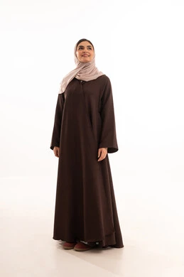 التأمل والنظر للاعلى، الاناقة والاهتمام بالظهر الخارجي، تسجيل الملاحظات والنقاط المهمة، أهمية التعليم في المجتمع السعودي, الدراسة ومتابعة الحصص والمحاحضرات ,  بورتريه لامرأة عربية خليجية سعودية محجبة ترتدي العباءة, الجسم بالطول الكامل، خلفية بيضاء