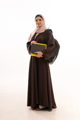 تعابير الفخر والسرور، تسجيل الملاحظات والنقاط المهمة، أهمية التعليم في المجتمع السعودي, الدراسة ومتابعة الحصص والمحاحضرات ,  بورتريه لامرأة عربية خليجية سعودية محجبة ترتدي العباءة وتحمل حقيبة الظهر والكتب الجامعية, الجسم بالطول الكامل، خلفية بيضاء
