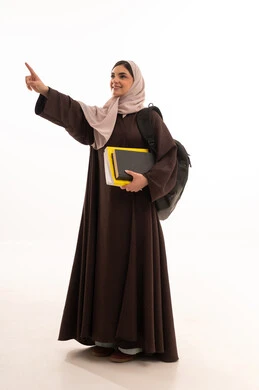 الاشارة لشيء ما في الاعلى، تسجيل الملاحظات والنقاط المهمة، أهمية التعليم في المجتمع السعودي, الدراسة ومتابعة الحصص والمحاحضرات ,  بورتريه لامرأة عربية خليجية سعودية محجبة ترتدي العباءة وتحمل حقيبة الظهر والكتب الجامعية, الجسم بالطول الكامل، خلفية بيضاء