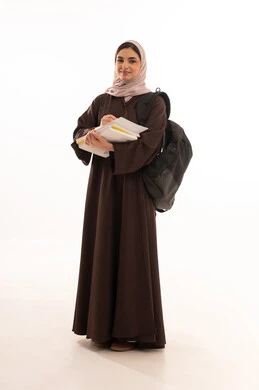 مفهوم الرسم والتخطيط، تدوين وتحديد شيء ما، التطور التعليمي في المملكة العربية السعودية، بورتريه لطالبة جامعية عربية خليجية سعودية محجبة تحمل حقيبة الظهر بيدها مجموعة من الكتب الجامعية تمسك القلم تشير بيدها بايماءات الكتابة ، صورة لكامل الجسم، خلفية بيضاء