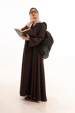 مهارة القراءة للطلاب, التعليم والدراسة في المملكة، حب الثقافة والاستطلاع، بورتريه طالبة عربية خليجية سعودية ترتدي الحجاب والعباءة تحمل مجموعة كتب تنظر إلى الكتاب بإيماءات التركيز والتأمل، قضاء وقت الفراغ بالتعلم والتثقف الذاتي, خلفية بيضاء