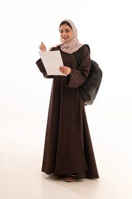 ايماءات وجه ويدين تدل على الفرح والسرور للحصول على درجة امتياز، الاجتهاد والتفوق ومتابعة الدروس، بورتريه لطالبة عربية خليجية سعودية الحجاب والعباءة مبتسمة، مفهوم الاجتهاد والتفوق،  طالبة سعودية تقوم بالتحضير الجيد للإختبارات، خلفية بيضاء