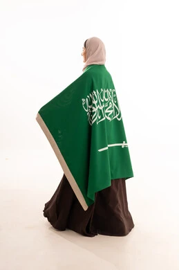 الاحتفال بالمناسبات الوطنية، الفخر و الاعتزاز بالانتماء للوطن، استذكار اليوم الوطني السعودي 23 سبتمبر، يوم العلم 11 مارس، رفع راية التوحيد والإسلام، بورتريه من الخلف لامرأة عربية خليجية سعودية محجبة تحمل بيدها علم السعودية ، الجسم بالطول الكامل، خلفية بيضاء الاحتفال بالمناسبات الوطنية، الفخر و الاعتزاز بالانتماء للوطن، استذكار اليوم الوطني السعودي 23 سبتمبر، يوم العلم 11 مارس، رفع راية التوحيد والإسلام، بورتريه من الخلف لامرأة عربية خليجية سعودية محجبة تحمل بيدها علم السعودية ، الجسم بالطول الكامل، خلفية بيضاء