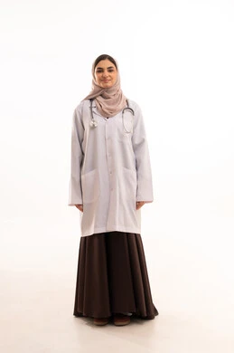 مهن ووظائف نسائية, شابة سعودية تقوم بالعمل في المراكز والمستشفيات,تقديم المساعده الطبية للمرضى,  بورتريه  لطبيبة عربية خليجية سعودية ترتدي المعطف الطبي وسماعة الفحص تقف باستقامة  تنظر إلى الكاميرا بايماءات الثقة بالنفس, خلفية بيضاء