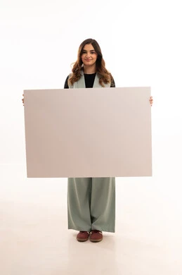 موك اب مستطيل أبيض, النظر الى الكاميرا بتعابير السرور, العروض والإعلانات التسويقية, بورتريه لإمرأة عربية خليجية سعودية ترتدي الزي الكاجوال  تحمل بيديها لوحة بيضاء مستطيلة فارغة, لوحات توضيحية ووسائل تعليمية, الطول الكامل للجسم, خلفية بيضاء