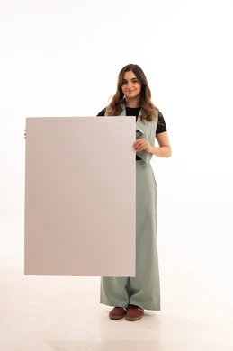 موك اب مستطيل أبيض, النظر الى الكاميرا بتعابير السرور, العروض والإعلانات التسويقية, بورتريه لإمرأة عربية خليجية سعودية ترتدي الزي الكاجوال  تحمل بيديها لوحة بيضاء مستطيلة فارغة, لوحات توضيحية ووسائل تعليمية, الطول الكامل للجسم, خلفية بيضاء