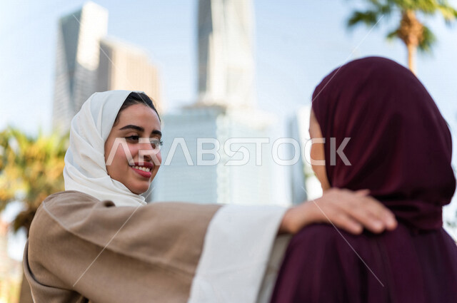 سيدتان عربيتان خليجيتان سعوديتان تتحدثان مع بعضهما  في مدينة الملك عبد الله المالية كافد في مدينة الرياض في المملكة العربية السعودية ،لقاء وتعارف ، تكوين صداقة ،جولة سياحية ، قضاء وقت ممتع في المدينة المالية