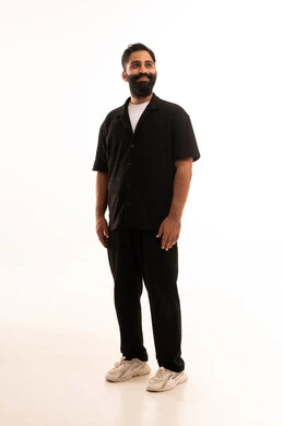 مفهوم الاناقة و الاهتمام بالمظهر الخارجي, بورتريه لشاب عربي خليجي عماني يرتدي الزي الكاجوال ينظر بتعابير السعادة ، صورة الجسم بالطول الكامل, خلفية بيضاء