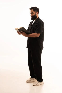 بورترية لشاب عربي خليجي عماني يرتدي الزي الكاجوال يمسك بيده كتاب تثقيفي ، الاستمتاع بقراءة الروايات والقصص، قراءة الكتب بتمعن، ثقافة التعلم الذاتي ،خلفية بيضاء