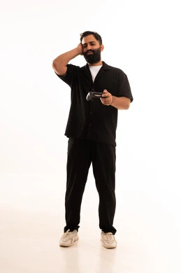 قضاء أوقات ممتعة في ألعاب الفيديو الترفيهيه، بورتريه لولد عربي خليجي عماني يرتدي الزي الكاجوال يحمل بيده عصا التحكم، إيماءات الاستمتاع والاندماج، استخدام الأجهزة التكنولوجية والتقنيات الحديثة، خلفية بيضاء قضاء أوقات ممتعة في ألعاب الفيديو الترفيهيه، بورتريه لولد عربي خليجي عماني يرتدي الزي الكاجوال يحمل بيده عصا التحكم، إيماءات الاستمتاع والاندماج، استخدام الأجهزة التكنولوجية والتقنيات الحديثة، خلفية بيضاء