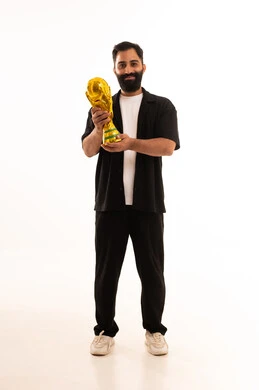 الحصول على المركز الأول في المسابقة، التتويج بالبطولة والفوز،بورتريه لرجل عربي خليجي عماني يرتدي الزي الكاجوال يحمل بيده الكأس الذهبية ينظر إلى الكاميرا بايماءات السرور والحماس، خلفية بيضاء