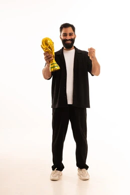 التتويج بالبطولة والفوز، الحصول على المركز الأول في المسابقة، بورتريه لرجل عربي خليجي عماني يرتدي الزي الكاجوال يحمل بيده الكأس الذهبية ينظر إلى الكاميرا بايماءات السرور والحماس، خلفية بيضاء