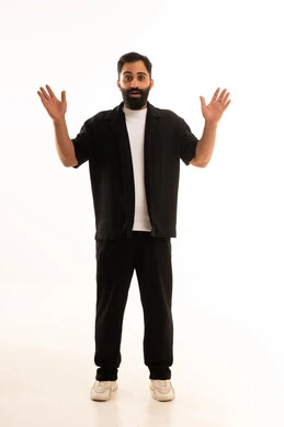 التفاجؤ من شيء ما، الشعور بالدهشة والصدمة والذهول, بورتريه لشاب عربي خليجي عماني يرتدي الزي الكاجوال ينظر الى الكاميرا يرفع يديه بإيماءات التعجب والانبهار, صورة الجسم بالطول الكامل, خلفية بيضاء