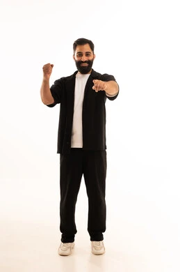 مفهوم الانجاز وتحقيق الاهداف، القوة والتحدي والحماس، بورتريه لرجل عربي خليجي عماني يرتدي الزي الكاجوال يشير باصبع السبابة الى شئ ما ، تعابير السرور والسعادة، خلفية بيضاء