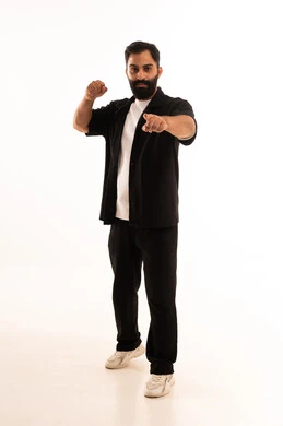 القوة والتحدي والحماس، مفهوم الانجاز وتحقيق الاهداف، بورتريه لرجل عربي خليجي عماني يرتدي الزي الكاجوال يشير باصبع السبابة الى شئ ما ، تعابير السرور والسعادة، خلفية بيضاء