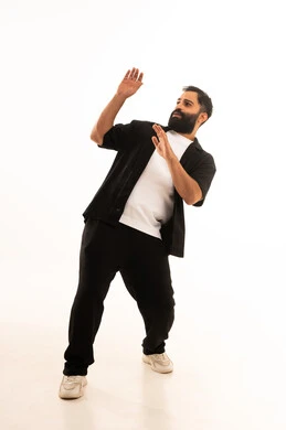 طلب التوقف و الامتناع و عدم الاقتراب, حماية النفس من ضرر خارجي, بورتريه لرجل عربي خليجي عماني يرتدي الزي الكاجوال ينظر إلى شيء ما بالأعلى و يرفع يديه بتعابير الخوف و الابتعاد, الجسم بالطول الكامل, خلفية بيضاء