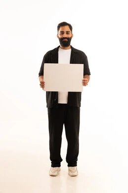 النظر الى الكاميرا بايماءات السعادة والسرور، إعلانات وعروض تسويقية، استخدام لوحات توضيحية ووسائل تعليمية، بورتريه لرجل عربي خليجي عماني مبتسم يرتدي الزي الكاجوال يحمل بيده لوح ابيض (موك اب فارغ)، الطول الكامل للجسم، خلفية بيضاء.