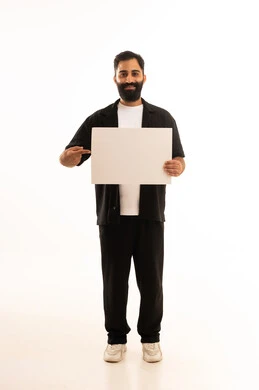 ايماءات السعادة والسرور، إعلانات وعروض تسويقية، استخدام لوحات توضيحية ووسائل تعليمية، بورتريه لرجل عربي خليجي عماني مبتسم يرتدي الزي الكاجوال يحمل بيده لوح ابيض (موك اب فارغ)، الطول الكامل للجسم، خلفية بيضاء.