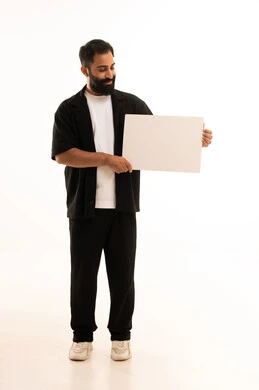 بورتريه لرجل عربي خليجي عماني مبتسم يرتدي الزي الكاجوال يحمل بيده لوح ابيض (موك اب فارغ)، ايماءات السعادة والسرور، إعلانات وعروض تسويقية، استخدام لوحات توضيحية ووسائل تعليمية، الطول الكامل للجسم، خلفية بيضاء.
