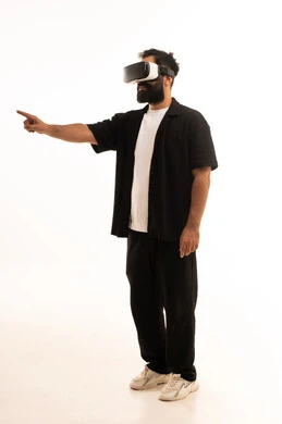 محاكاة العالم الخيالي, تعابير الاندماج والتفاعل، ارتداء نظارات الواقع الافتراضي, استخدام الأجهزة التقنية الحديثة, بورتريه لرجل عربي خليجي عماني يرتدي الزى الكاجوال يضع نظارة الفي ار ثلاثية الأبعاد، قضاء وقت ممتع باللعب في العاب الفيديو ، خلفية بيضاء