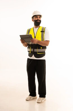 بورتريه  لمهندس عربي خليجي عماني يرتدي الزي الكاجوال والخوذة وسترة الحماية يمسك بيده التابلت ، إدارة المشاريع بحرفية باستخدام الجهاز اللوحي ،العمل في القطاع الهندسي، مفهوم الهندسة والانشاءات المعماريه، خلفية بيضاء