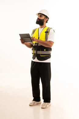 مفهوم الهندسة والانشاءات المعماريه، دمج التقنيات الحديثة ، إدارة المشاريع بحرفية باستخدام الجهاز اللوحي ،العمل في القطاع الهندسي،بورتريه  لمهندس عربي خليجي عماني يرتدي الزي الكاجوال والخوذة وسترة الحماية يمسك بيده التابلت ، خلفية بيضاء