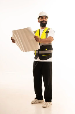 بورتريه لمهندس عربي خليجي عماني يرتدي الزي الكاجوال والخوزة وسترة الحماية يمسك بيديه المخطط، العمل في مجال الهندسة، مهنة ووظيفة للشباب في سلطنة عمان، الإشراف على مخططات المشاريع الهندسية، مفهوم الانشاءات المعمارية، الجسم بالطول الكامل، خلفية بيضاء