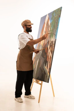 بورتريه لرسام عربي خليجي عماني يرتدي الزي الكاجوال وقبعة يحمل بيديه الالوان المائية, ورشة عمل وفنون, استخدام ريشة التلوين، أنشطة ترفيهية فنية ممتعة، خلفية بيضاء