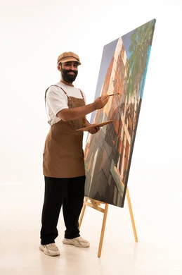 أنشطة ترفيهية فنية ممتعة، استخدام ريشة التلوين، بورتريه لرسام عربي خليجي عماني يرتدي الزي الكاجوال وقبعة يحمل بيديه الالوان المائية, ورشة عمل وفنون, خلفية بيضاء