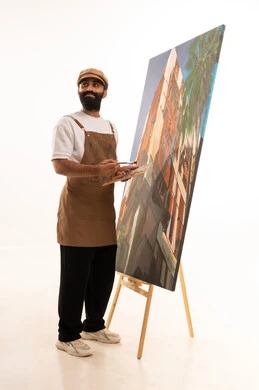 استخدام ريشة التلوين، أنشطة ترفيهية فنية ممتعة، بورتريه لرسام عربي خليجي عماني يرتدي الزي الكاجوال وقبعة يحمل بيديه الالوان المائية, ورشة عمل وفنون, خلفية بيضاء