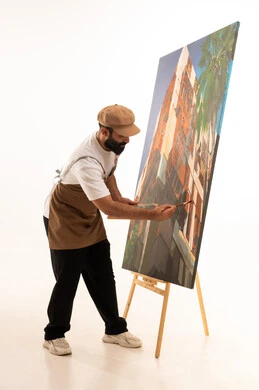 استخدام ريشة التلوين، أنشطة ترفيهية فنية ممتعة، بورتريه لرسام عربي خليجي عماني يرتدي الزي الكاجوال وقبعة يحمل بيديه الالوان المائية, ورشة عمل وفنون, خلفية بيضاء