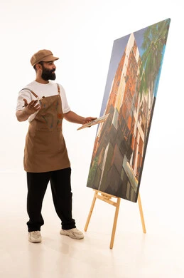 مفهوم الفنون والرسومات ، استخدام ريشة التلوين، أنشطة ترفيهية فنية ممتعة، بورتريه لرسام عربي خليجي عماني يرتدي الزي الكاجوال وقبعة يحمل بيديه الالوان المائية, ورشة عمل وفنون, خلفية بيضاء