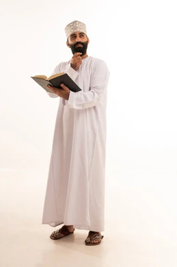 تعابير التفكير والتأمل، قراءة الكتب بتمعن، ثقافة التعلم الذاتي ، بورترية لشاب عربي خليجي عماني يرتدي الدشداشة و الكمة يمسك بيده كتاب تثقيفي ، الاستمتاع بقراءة الروايات والقصص، خلفية بيضاء