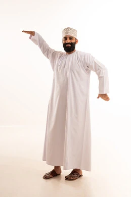 ايماءات الطرب والغناء، الترنم على ألحان الأغاني، بورتريه لرجل عربي خليجي عماني يرتدي الدشداشة والكمة تظهر عليه علامات الفرح والسرور، التبسم والدخول في جو الموسيقى والاشاره بكلتا يديه بايماءات الرقص والسرور، خلفية بيضاء