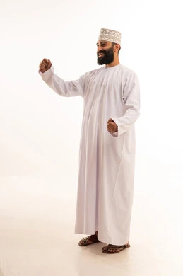 تعابير الفوز و تحقيق الأهداف، إيماءات الفرح لسماع خبر ما, بورتريه لرجل عربي خليجي عماني يرتدي الدشداشة والكمة يرفع يديه بحركات الحماس و السعادة, الجسم بالطول الكامل, خلفية بيضاء