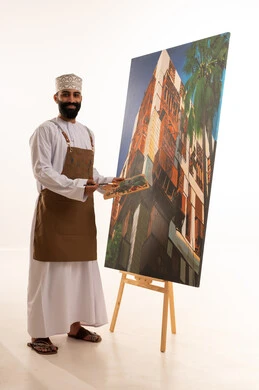 استخدام ريشة التلوين، أنشطة ترفيهية فنية ممتعة، بورتريه لرسام عربي خليجي عماني يرتدي الدشداشة والكمة وقبعة يحمل بيديه الالوان المائية, ورشة عمل وفنون, خلفية بيضاء