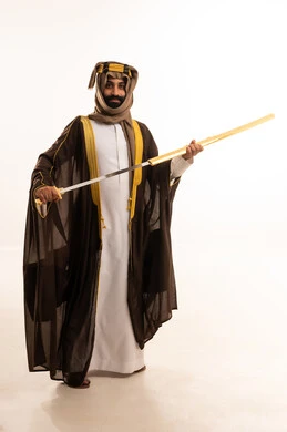 ذكرى تأسيس الدولة السعودية الأولى في 22 فبراير، تذكار اليوم الوطني السعودي 23 سبتمبر، بورتريه لرجل عربي سعودي خليجي يرتدي البشت والغتره وعقال يوم التأسيس يحمل بيده سيف ، يوم بدينا 1727م