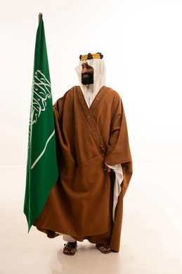 بورتريه لرجل عربي سعودي خليجي يرتدي البشت والغتره وعقال يوم التأسيس يرفع علم السعوديه, يوم العلم ١١ مارس ،ذكرى تأسيس الدولة السعودية الأولى في 22 فبراير، يوم بدينا 1727م ، تذكار اليوم الوطني السعودي 23 سبتمبر، خلفية بيضاء بورتريه لرجل عربي سعودي خليجي يرتدي البشت والغتره وعقال يوم التأسيس يرفع علم السعوديه, يوم العلم ١١ مارس ،ذكرى تأسيس الدولة السعودية الأولى في 22 فبراير، يوم بدينا 1727م ، تذكار اليوم الوطني السعودي 23 سبتمبر، خلفية بيضاء