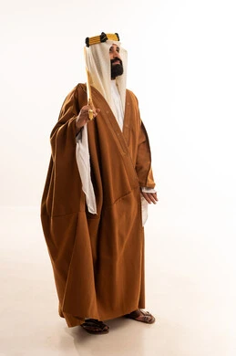 بورتريه لرجل عربي سعودي خليجي يرتدي البشت والغتره وعقال يوم التأسيس يحمل بيده سيف ، يوم بدينا 1727م، ذكرى تأسيس الدولة السعودية الأولى في 22 فبراير، تذكار اليوم الوطني السعودي 23 سبتمبر