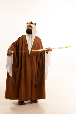 On the day we began in 1727, the anniversary of the establishment of the first Saudi state on February 22, the commemoration of Saudi National Day on September 23, a portrait of an Arab Saudi Gulf man wearing a bisht, ghutrah, and agal on the day of establishment holding a sword in his hand. On the day we began in 1727, the anniversary of the establishment of the first Saudi state on February 22, the commemoration of Saudi National Day on September 23, a portrait of an Arab Saudi Gulf man wearing a bisht, ghutrah, and agal on the day of establishment holding a sword in his hand.
