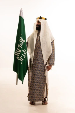 تذكار اليوم الوطني السعودي 23 سبتمبر، ذكرى تأسيس الدولة السعودية الأولى في 22 فبراير، يوم بدينا 1727م ،بورتريه لرجل عربي سعودي خليجي يرتدي البشت والغتره وعقال يوم التأسيس يرفع علم السعوديه, يوم العلم ١١ مارس ، خلفية بيضاء