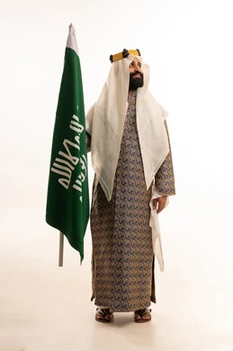 يوم العلم ١١ مارس ، ذكرى تأسيس الدولة السعودية الأولى في 22 فبراير، يوم بدينا 1727م ، تذكار اليوم الوطني السعودي 23 سبتمبر، بورتريه لرجل عربي سعودي خليجي يرتدي البشت والغتره وعقال يوم التأسيس يرفع علم السعوديه, خلفية بيضاء