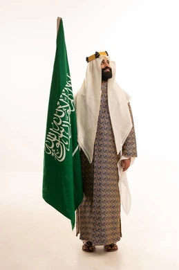 ذكرى تأسيس الدولة السعودية الأولى في 22 فبراير، يوم بدينا 1727م ، تذكار اليوم الوطني السعودي 23 سبتمبر، بورتريه لرجل عربي سعودي خليجي يرتدي البشت والغتره وعقال يوم التأسيس يرفع علم السعوديه, يوم العلم ١١ مارس ، خلفية بيضاء