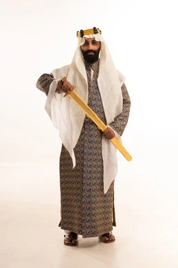 احتفال اليوم الوطني السعودي 23 سبتمبر، بورتريه لرجل عربي سعودي خليجي يرتدي البشت والغتره وعقال يوم التأسيس يحمل بيده سيف ، يوم بدينا 1727م، ذكرى تأسيس الدولة السعودية الأولى في 22 فبراير