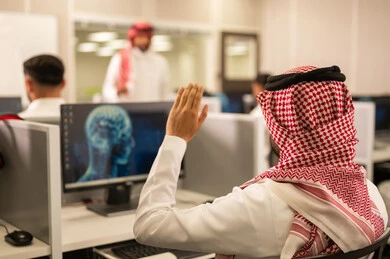 المشاركة الفعالة للطلاب,  معلم عربى خليجى سعودى يرتدى الثوب التقليدى والشماغ  يقوم بالشرح و التدريب على اجهزة الحاسوب, الدراسة والتعلم فى المملكة العربية السعودية