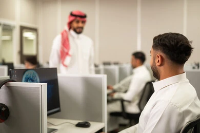 أهمية العلم في تنمية القدرات العقلية, طالب عربى خليجى سعودى يرتدى الثوب التقليدى فى مختبرالحاسوب, مجموعة من الموظفين العرب الخليجيين السعوديين يعملون أمام أجهزة الكومبيوتر في مقر الشركة