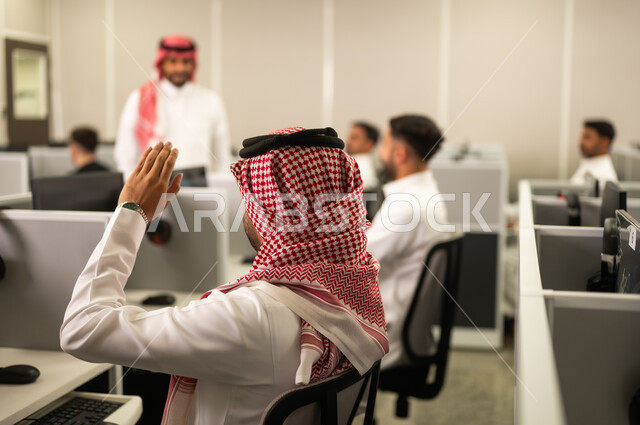 التركيز على الدراسة والتفاعل الأكاديمى, مجموعة من الطلاب العربيون الخليجيين السعوديين أمام أجهزة الكمبيوتر في مختبر حديث، مشاركة الطالب بواسطة رفع الايدي, التعليم في المملكة العربية السعودية